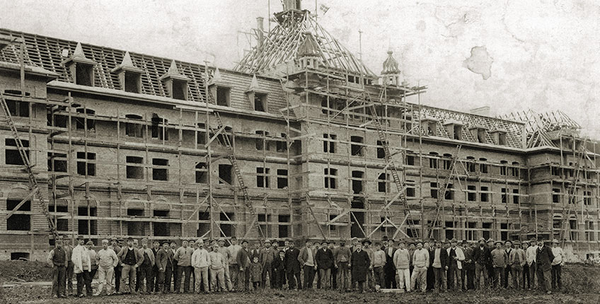Rejsegildet 1. november 1898. Mere end 100 mand var beskæftiget ved byggeriet.