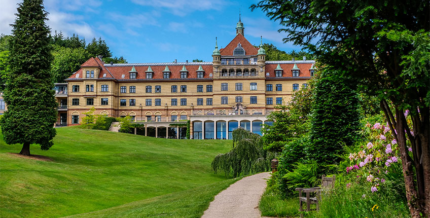 Hotel Vejlefjord i den smukke park en sommerdag