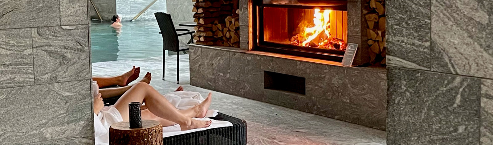 Relaxation in front of the fireplace in the thermal baths